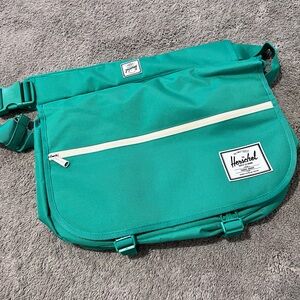 Herschel Messenger Bag 15” Laptop Size